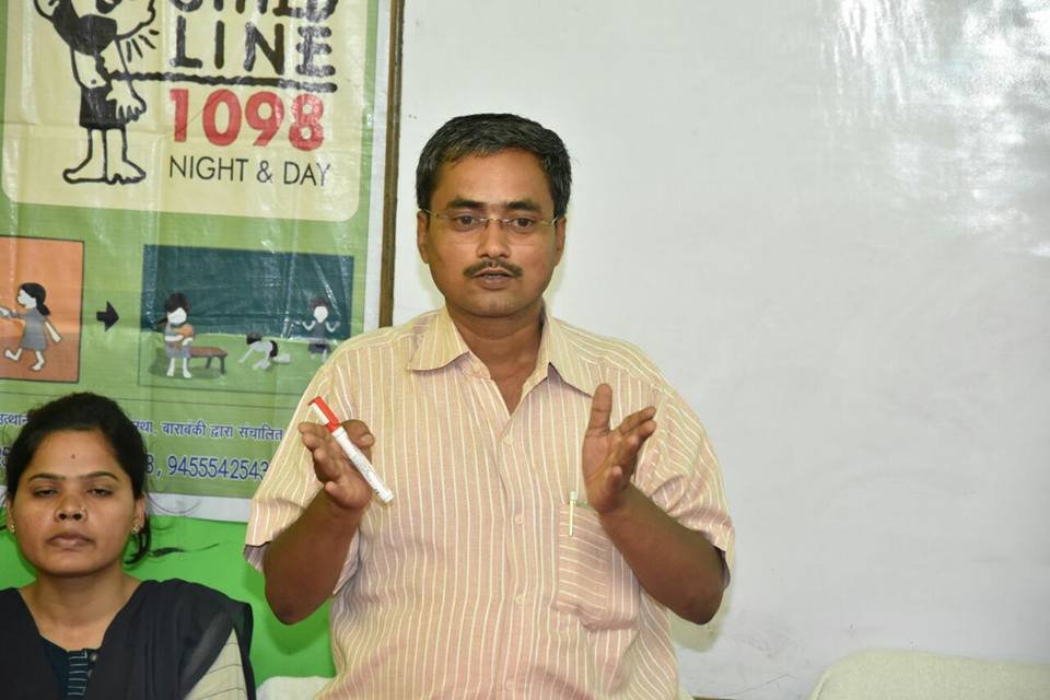 Certificate distribution to a woman participant